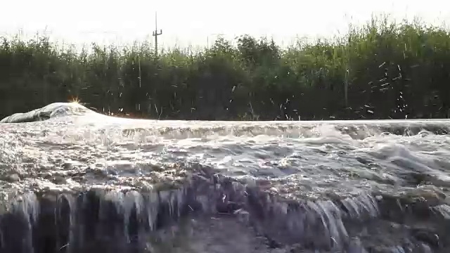 让摩托车在水中行驶。视频下载