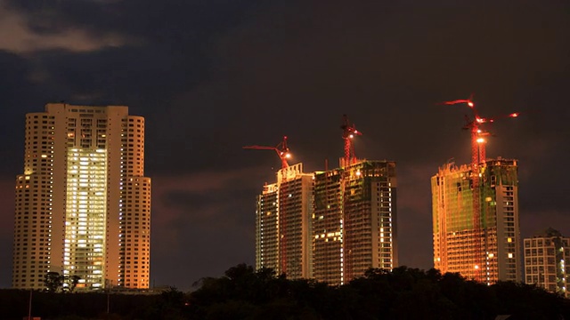 从黄昏到夜晚的建筑工地视频素材