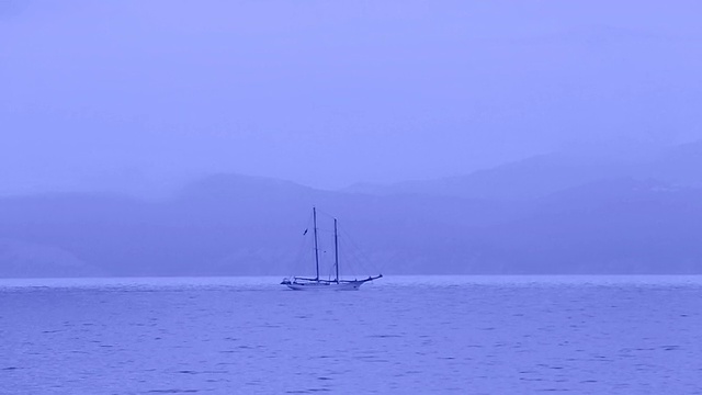 在夜晚的海上航行的船视频素材