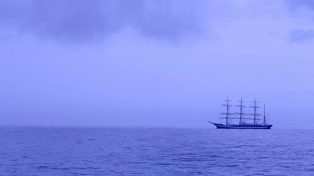 在夜晚的海上航行的船视频素材