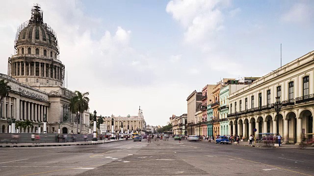 古巴马蒂/哈瓦那的El Capitolio Paseo de Marti /哈瓦那的交通通道视频素材