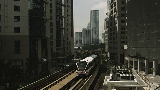 市内建筑物之间的单轨铁路。视频素材