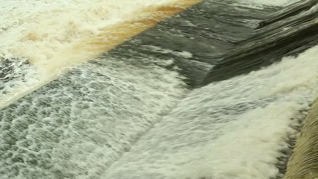 水流过大坝溢洪道视频下载