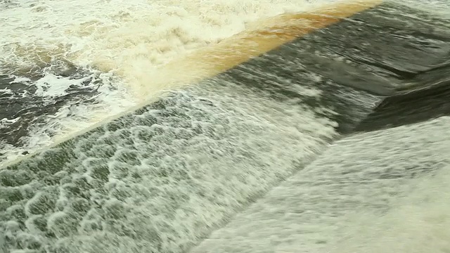 水流过大坝溢洪道视频素材