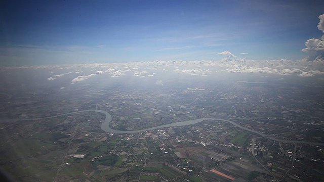 在城市上空飞行视频素材