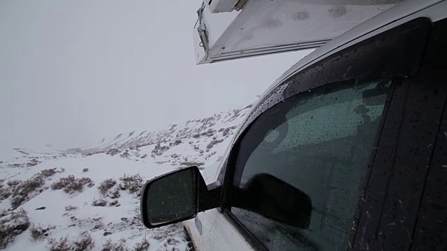 POV汽车在雪山路上行驶/中国青海视频素材