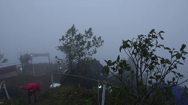 雾翻滚着流过许多人的山脉。视频素材