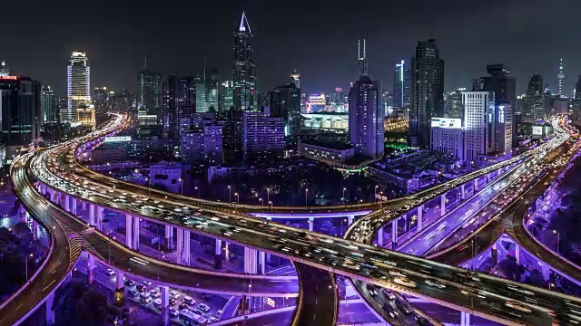 繁忙道路交叉口的高架视图视频素材