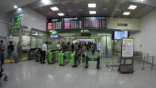 日本东京当地的人群在东京站市中心的火车站和购物中心争相购物或登上市内的火车视频素材