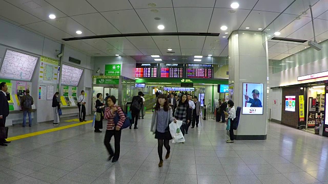 日本东京当地的人群在东京站市中心的火车站和购物中心争相购物或登上市内的火车视频素材