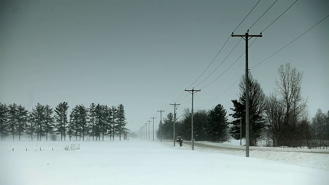 乡间小路上有一场暴风雪视频素材