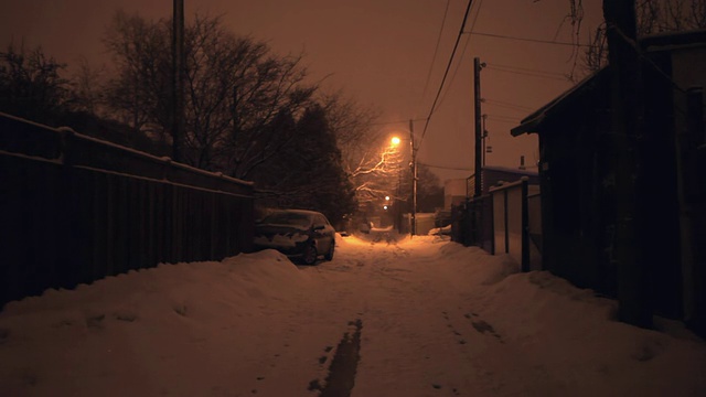 一盏路灯在黑暗中飘落着雪花视频素材