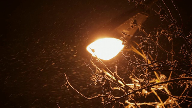 一盏路灯，外面在下雪视频素材