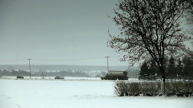 下雪了，乡间路上交通拥挤视频素材