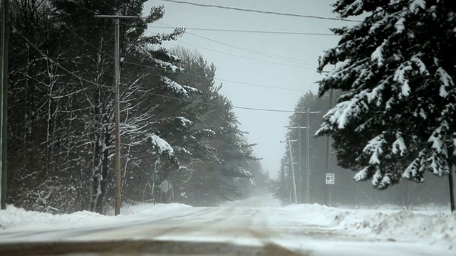 乡间小路，还有暴风雪视频素材