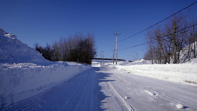 冬天的一条路。雪被移走放在一边视频素材