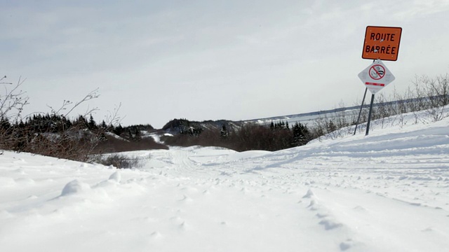 一辆摩托雪橇跟踪视频素材