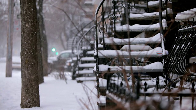 楼梯上有雪，正在下雪视频素材