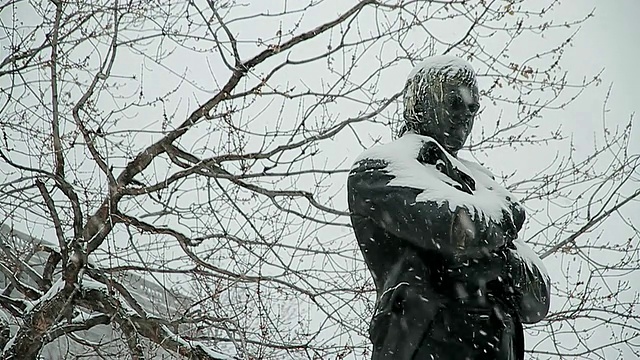 雕像上正在下雪视频素材