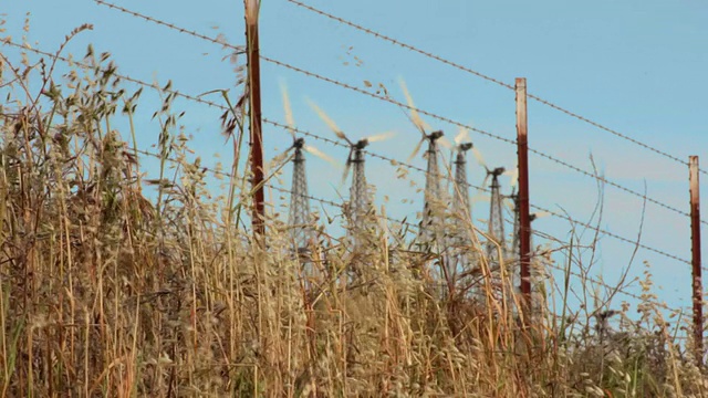 风力涡轮机在农业用地上发电视频素材