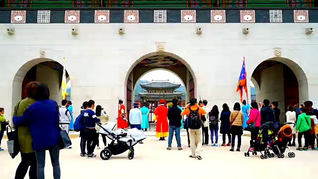 时光流逝——韩国景福宫挤满了人视频素材