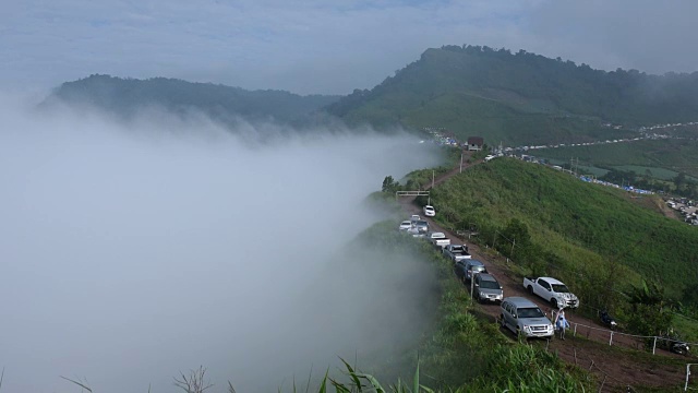 雾翻滚着流过许多人的山脉。视频素材