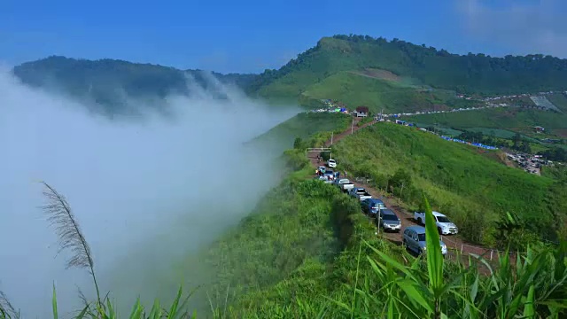 雾翻滚着流过许多人的山脉。视频素材