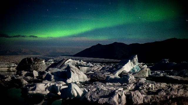 冰岛Jokulsarlon礁湖上空的北极光视频素材