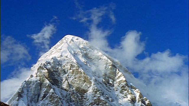 在普莫利/喜马拉雅山雪峰周围的缕缕云视频素材