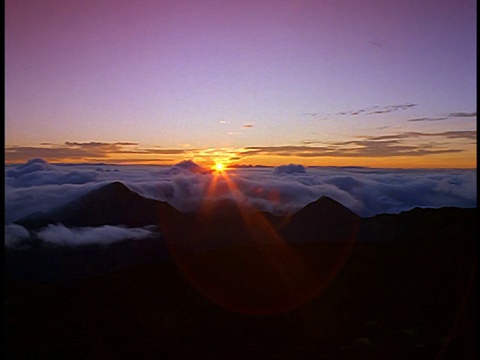 宽镜头长镜头在日落山/哈雷阿卡拉火山口，毛伊岛视频素材