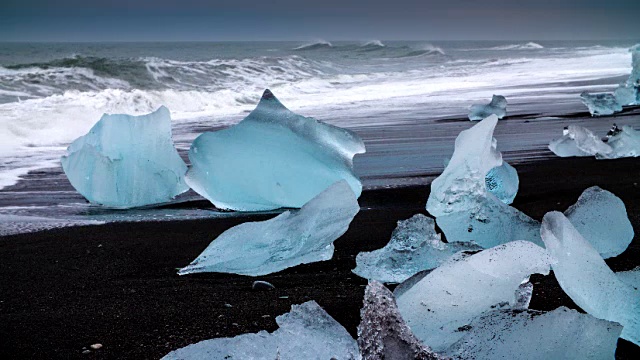 冰岛Jokulsarlon海滩上的冰视频素材