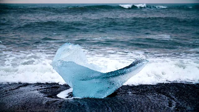 冰岛Jokulsarlon海滩上的冰视频素材