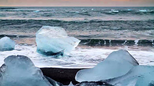 冰岛Jokulsarlon海滩上的冰视频素材