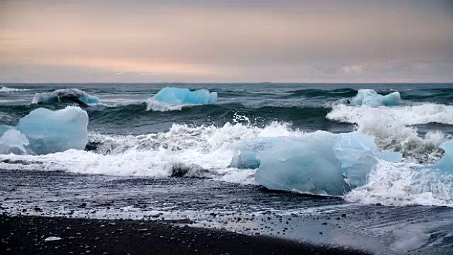 冰岛Jokulsarlon海滩上的慢镜头冰山视频素材