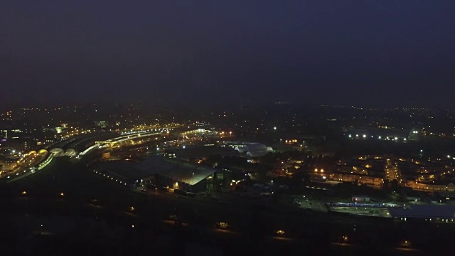 夜间空中跟踪拍摄的约克火车站视频素材