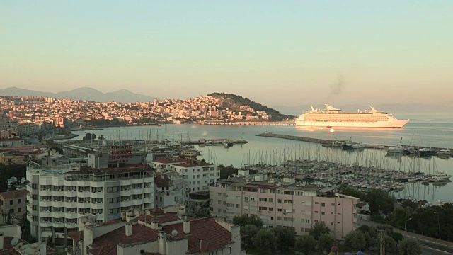 游船在黄昏，Kusadasi，土耳其视频素材