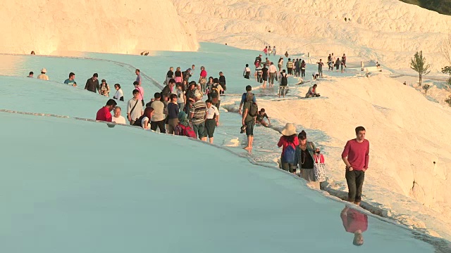 潮汐池和游客，Pamukkale，土耳其视频素材