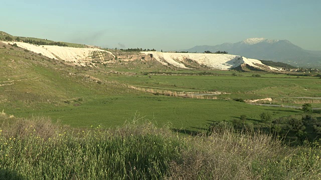 土耳其Pamukkale的公路和山脉视频素材