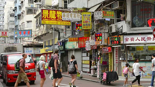 香港中国交通九龙吴松街的拐角处有汽车和当地人行走视频素材