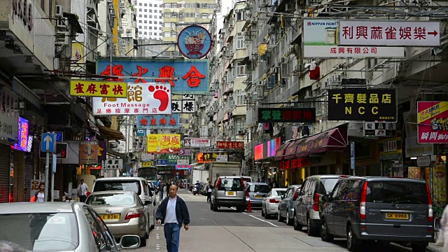 香港中港交通九龙吴松街有汽车和招牌悬街视频素材