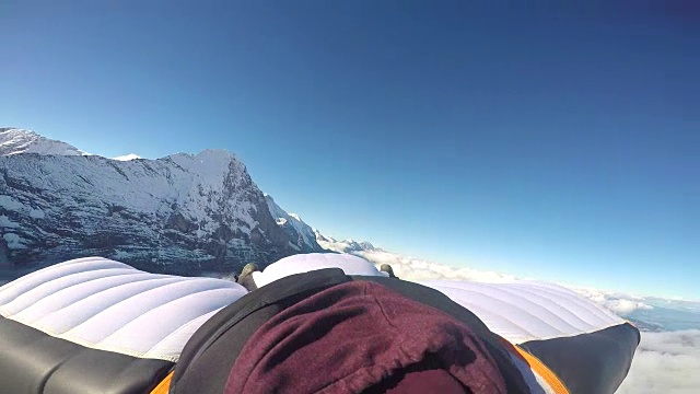 翼装飞行员翱翔于雪山之上，进入云中视频素材