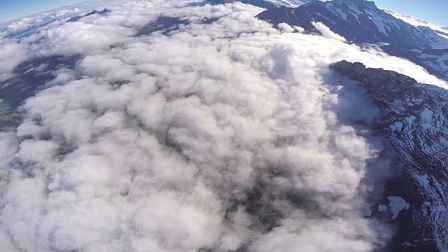 翼装飞行员翱翔于雪山之上，进入云中视频素材