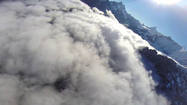 翼装飞行员飞越雪山，进入云层视频素材