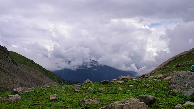 从高山山口看到的喜马拉雅山上空云层的时间流逝序列视频素材