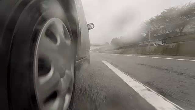 雨天在高速公路上开车- 4K视频素材