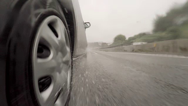 雨天在高速公路上开车- 4K视频素材