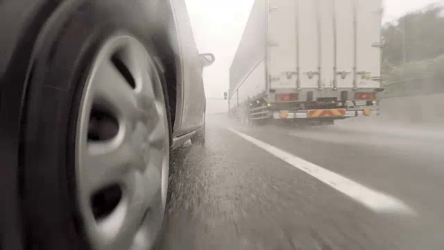 雨天在高速公路上开车- 4K视频素材