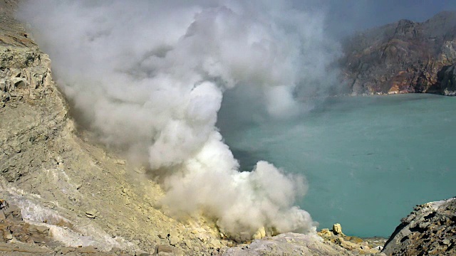 卡瓦伊真火山口湖的硫磺视频素材