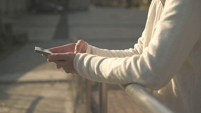 女人在城市里使用智能手机视频素材