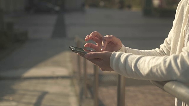 女人在城市里使用智能手机视频素材